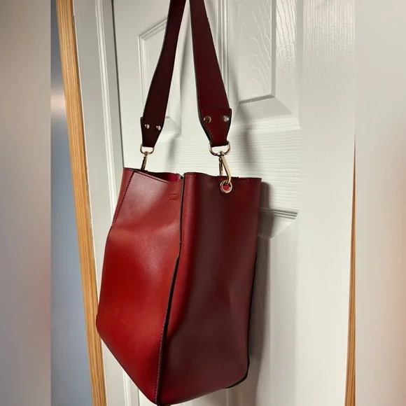 Elegant Red Leather Shoulder Bag - Picture 2 of 3